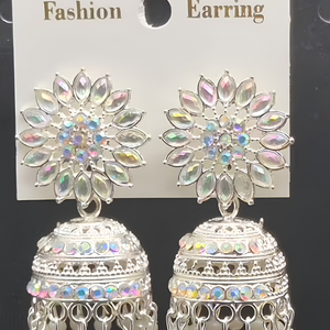 Pendientes Jhumka de Plata India con Cristales Florales, Piedra Aurora Boreal, Campana y Perlas Colgantes - Set al por Mayor - Product Image 1