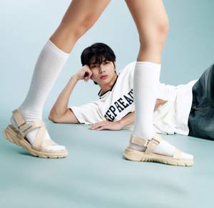 Sandalias Deportivas F6 Casuales Ligeras de Secado Rápido en Amarillo con Correa de Talón Extraíble - Product Image 1