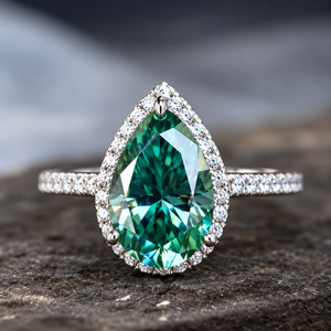 Anillo de Gema Verde Corte Pera para Mujer, Anillo de Lujo con Halo de Diamantes y Banda Pavé - Product Image 1