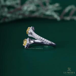 LUMERA FINE JEWELLERY Bague Toi et Moi en Or Blanc 18K avec Diamant Jaune Fantaisie de Coupe Poire Cultivé en Laboratoire et Double Halo, Bande Ouverte Enveloppante - Product Image 3