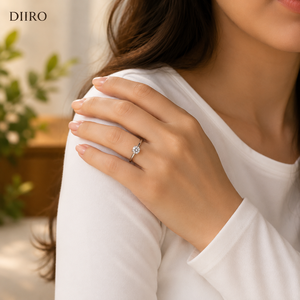 Anillo de Compromiso Clásico de Moissanita con Seis Puntas, Corte Redondo, Chapado en Oro Blanco de 18K - Product Image 6
