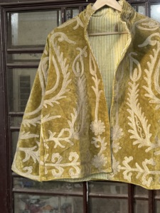 Chaqueta Larga Boho Étnica con Cuello Mandarín, Bordada con Suzani de Terciopelo Tejido a Mano de Primera Calidad - Product Image 4