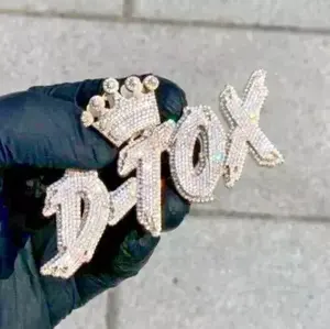 จี้เพชร Tishya สำหรับผู้หญิง สลักชื่อได้ตามต้องการ 2.50 กะรัต โมอิสซาไนต์แท้ สไตล์ฮิปฮอป ชุบทองคำขาว 14K ของขวัญ - Product Image 2