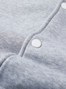 Veste coupe-vent unisexe style varsity, gris et blanc, manches à col rabattu, vêtement décontracté pour l'automne, coupe régulière, polyester tricoté sur le devant - Product Image 4