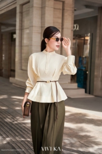 Blusa Corta Elegante para Mujer con Cuello Mandarín y Pliegues, Estilo Peplum, Informal para Oficina, Algodón y Seda, OEM ODM, Teñido Liso, IRENE - Product Image 3