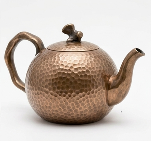 Théière en cuivre martelé vintage avec couvercle floral et poignée torsadée – Idées de coffrets cadeaux uniques pour café et thé - Product Image 4