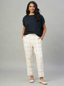 เสื้อครอปทรงบ็อกซี่ "Clean Girl" |   ผ้าผสมไหมและฝ้ายเนื้อนุ่มพิเศษ 200 กรัม |   เสื้อยืดทรงหลวมแบบมินิมอล - Product Image 4