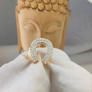 Elegante Anillo de Compromiso en Forma de U con Diamantes Redondos en Oro Amarillo Premium, Diseño Atemporal, Perfecto para Pedidas de Mano y Ocasiones Especiales - Product Image 1