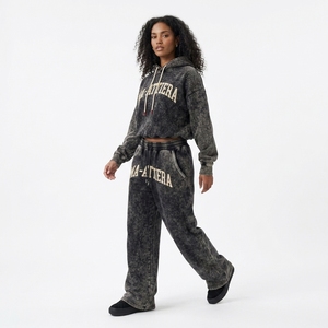 Conjunto de Sudadera Corta Negra con Lavado Ácido y Pantalones Anchos de Felpa para Mujer, Estilo Urbano, Venta al por Mayor OEM - Product Image 1