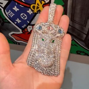 จี้พระเยซูประดับมอสซาไนต์ทรงโคลเวอร์หรูหราสไตล์ฮิปฮอป เงินแท้ 925 ขนาด 2.5 นิ้ว  แบบสั่งทำพิเศษประดับมอสซาไนต์เต็มชิ้นสำหรับผู้ชาย - Product Image 4