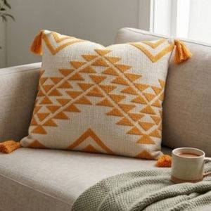 Housse de coussin géométrique brodée carrée en coton et lin style bohème avec pompons, lavable, fermeture enveloppe - Product Image 4