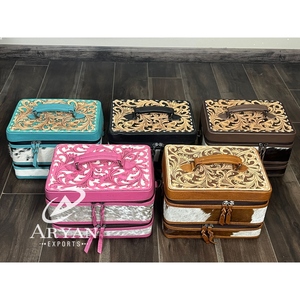 Bolsa de cosméticos de viaje de cuero genuino con diseño western, hecha a mano, con correa para el hombro, de piel de vaca con pelo, de doble compartimento para joyas. - Product Image 1