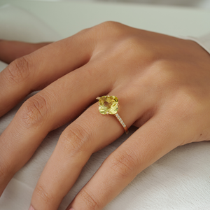 Nuevo diseño de última generación, anillo apilable minimalista con topacio limón y diamantes en forma de trébol de 9.5x9.5 mm, unisex, oro amarillo K14, joyería fina. - Product Image 4