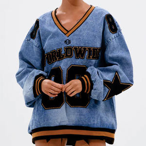 เสื้อสเวตเชิ้ตทรงวาร์ซิตี้สไตล์เดนิมโอเวอร์ไซส์สำหรับผู้หญิงสุดเทรนดี้  ตกแต่งด้วยตัวเลขแบบแอพพลิเค  คอวี  ผลิตแบบ OEM สำหรับแบรนด์ส่วนตัว  รับผลิตจำนวนมาก - Product Image 2