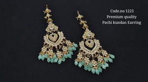 Boucles d'oreilles Pachi Kundan plaquées or en laiton, boucles d'oreilles pendantes ethniques de créateur pour mariage, fête ou cadeau - Product Image 2