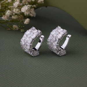 Boucles d'oreilles en or blanc à taille émeraude avec diamants de laboratoire, bijoux raffinés pour femmes, look élégant - Product Image 2
