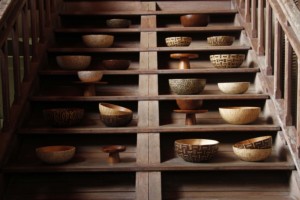 Tazón de Madera de Acacia Suar Hecho a Mano y Ecológico con Incrustaciones de Cáscara de Coco Blanca de 30 cm x 25 cm, Tazón para Servir de Grado Alimenticio de Bali - Product Image 3