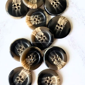 Botón de Cuerno de Búfalo Personalizado de 3 Colores, Pulido, Ecológico, de Resina de Poliéster, para Abrigo, de la India - Product Image 1