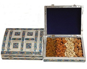 Caja de Latón Esmaltado Chapada en Oro, Irregular, Estilo Antiguo Tradicional, Artículo de Colección Artesanal con Diseño Floral en Relieve - Product Image 1