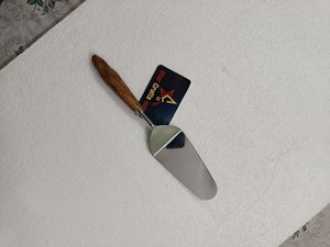 Ensemble élégant de couteaux à gâteau et à fromage en acier inoxydable noir avec support en rotin, idéal pour les restaurants - Product Image 2