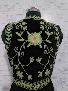 Suzani ทำด้วยมือของผู้หญิงเสื้อแขนกุดโบฮีเมียนปักลายดอกไม้สีดำ - Product Image 2