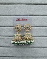 Boucles d'oreilles Jhumka élégantes plaquées or antique, style indien traditionnel, serties de perles et de pierres Kundan, bijoux ethniques pour femmes
