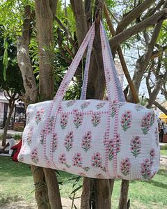 Bolsa de Gimnasio de Gran Capacidad en Material Suave, Ideal para Viajes de Fin de Semana, Hecha a Mano con Algodón Acolchado, Elegante, Ligera, Duradera y Ecológica - Product Image 1