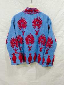 Chaqueta de Punto Azul para Mujer con Bordado Rojo, Cuello Alto, Manga Larga, Abrigo de Invierno con Diseño Bordado a Mano - Product Image 3