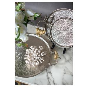 Bandeja decorativa de aluminio con acabado plateado y asas de ramitas adornadas con pájaros para exhibición en mesa o tocador, hecha a mano en India. - Product Image 3