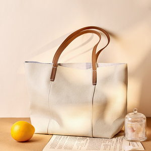 Bolso Tote de Cuero Genuino Negro con Asas Marrones, Estilo Minimalista de Parte Superior Abierta para Uso Diario - Product Image 3
