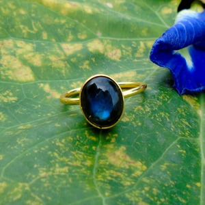 Bague en labradorite plaquée or 18 carats, faite à la main, bijou avec pierre précieuse chatoyante - Product Image 1