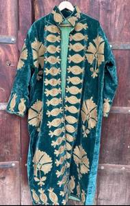ALIF Manteau long en velours vert sarcelle foncé fait main sur mesure avec broderie appliquée motif grenade dorée - Product Image 4