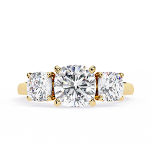 Magnifique bague à trois pierres en diamant de laboratoire taille coussin de 4,00 ct au total, avec galerie décorative complexe en or jaune 18 carats - Product Image 1