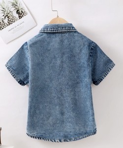 เสื้อเชิ้ตเดนิมเด็กชาย แขนสั้น ลำลอง ปกคอพับ มีกระเป๋า ผ้าฝ้ายฟอก ทรงปกติ สีพื้น - Product Image 2