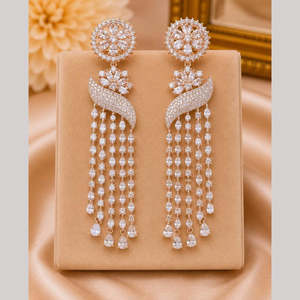 Boucles d'oreilles pendantes en cristal pour femmes - Plaqué or rose avec accents de pierres - Product Image 1
