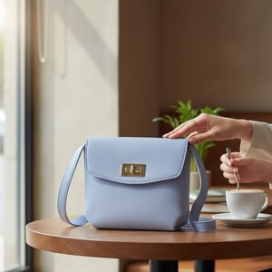 Sac à bandoulière carré en cuir PU léger - Sac à main chic décoré de lettres pour le quotidien et les soirées avec fermeture éclair jusqu'à 1L de capacité - Product Image 3