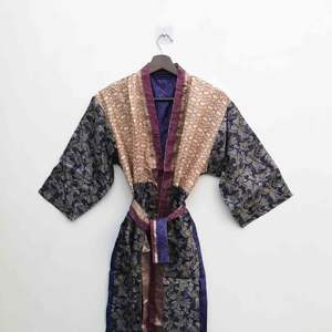 Vente en gros et fabrication de kimonos en soie à bas prix, différents imprimés et couleurs, vêtements de détente, sari en soie vintage, kimono sexy - Product Image 1