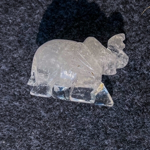 Éléphant en quartz clair sculpté à la main, figurine en cristal naturel, énergie de guérison, décoration Feng Shui, marque Chakralume, origine Rajasthan - Product Image 4