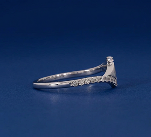 Anillo de Diamantes Cultivados en Laboratorio de Oro de 14K, Anillo de Boda Moderno con Diseño Chevron, Anillo Apilable Minimalista con Diamantes - Product Image 3