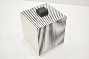 Caja de Almacenamiento de Resina MDF con Rayas Blancas y Negras de Lujo, Organizador Decorativo Moderno con Tapa para Uso en Mesa del Hogar - Product Image 2