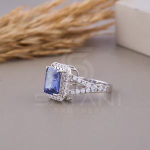 Bague de fiançailles élégante en moissanite bleue taille émeraude avec halo, confectionnée en or massif 10 carats, parfaite pour les femmes. - Product Image 4