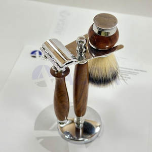 Kit de rasage de luxe avec rasoir de sécurité à double tranchant, brosse et support en bois – Ensemble de rasage professionnel pour barbier - Product Image 2
