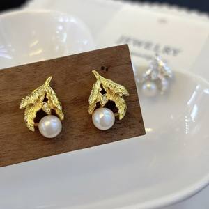 Pendientes de Perlas Huecas con Diseño de Hoja de Árbol Retro Explosivo, Joyería de Plata Pura S925 con Perlas Naturales de Agua Dulce - Product Image 1