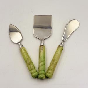 Juego de 3 espátulas para queso de acero inoxidable hechas a mano con mango de resina, venta al por mayor de fábrica, para fiestas, bodas y hoteles - Product Image 2