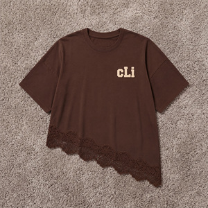 Camiseta Oversize Marrón para Mujer con Ribete de Encaje, Dobladillo Asimétrico, Manga Corta, Hombros Caídos, Bordado de Toalla y Logotipo Personalizado, Top de Algodón - Product Image 3