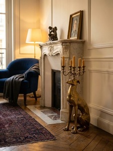 Candélabre Chien à Flamme Discrète 69cm de Hauteur Décoration Maison Porte-Bougie en Métal Durable Style Art Déco - Product Image 4