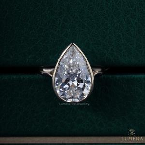 Bague solitaire de luxe en or blanc plaqué, sertie de diamants taille poire, pour femme, idéale pour fiançailles, mariage ou anniversaire - Product Image 1