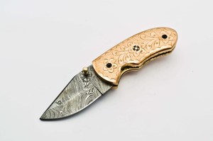 Cuchillo Plegable de Acero de Damasco con Mango de Latón Grabado, Funda para Transporte Vertical, Cuchillo de Bolsillo EDC para Caza y Camping, Punta de Gota, Compatible con OEM - Product Image 3