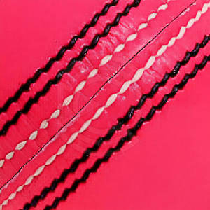 Pelota de críquet profesional que ofrece agarre de costura consistente, durabilidad superior y extendida para clubes. - Product Image 6