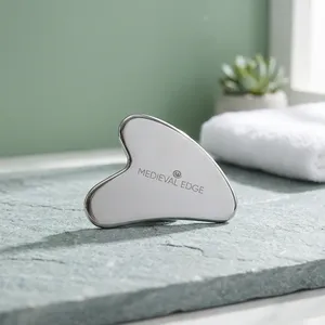 Masseur facial Gua Sha en acier inoxydable en forme de cœur, style médiéval, application manuelle sur le visage en cuivre, provenant de l'Uttar Pradesh - Product Image 3